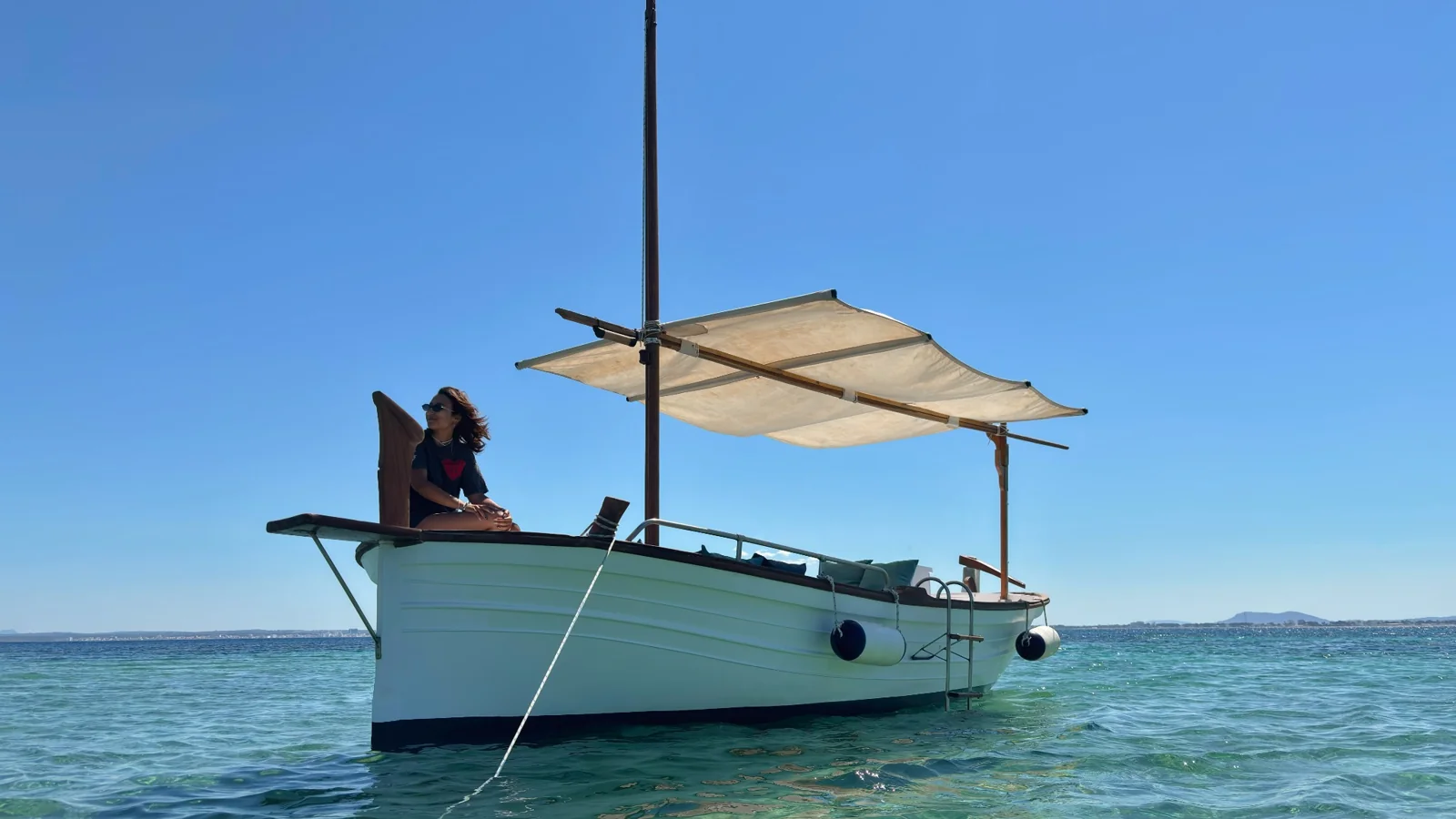 Vista de proa del barco con su toldo de sombra