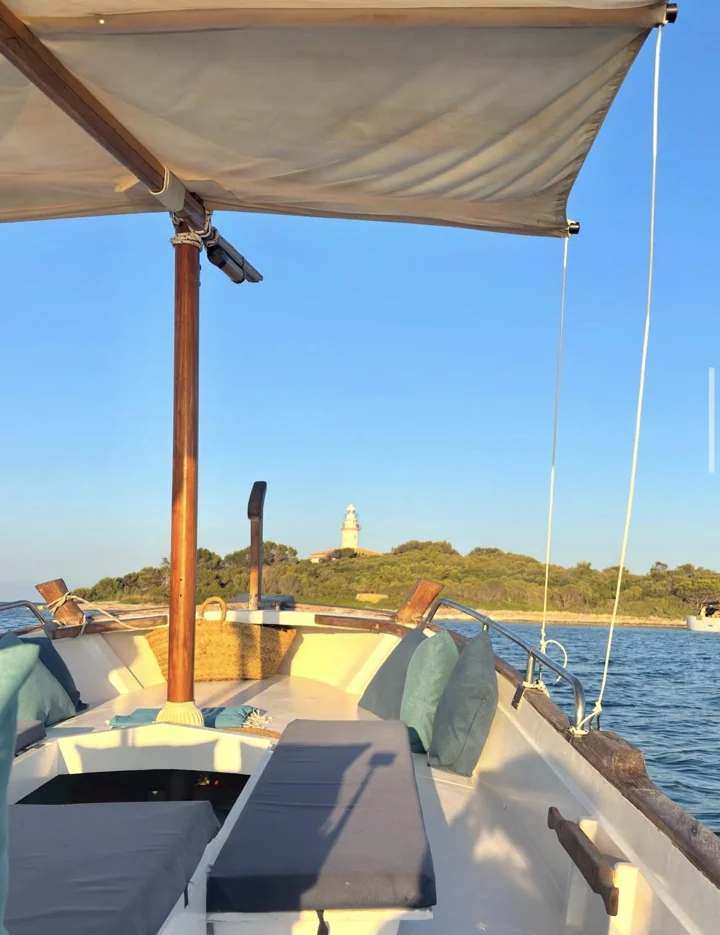 Zona de asientos y toldo del barco